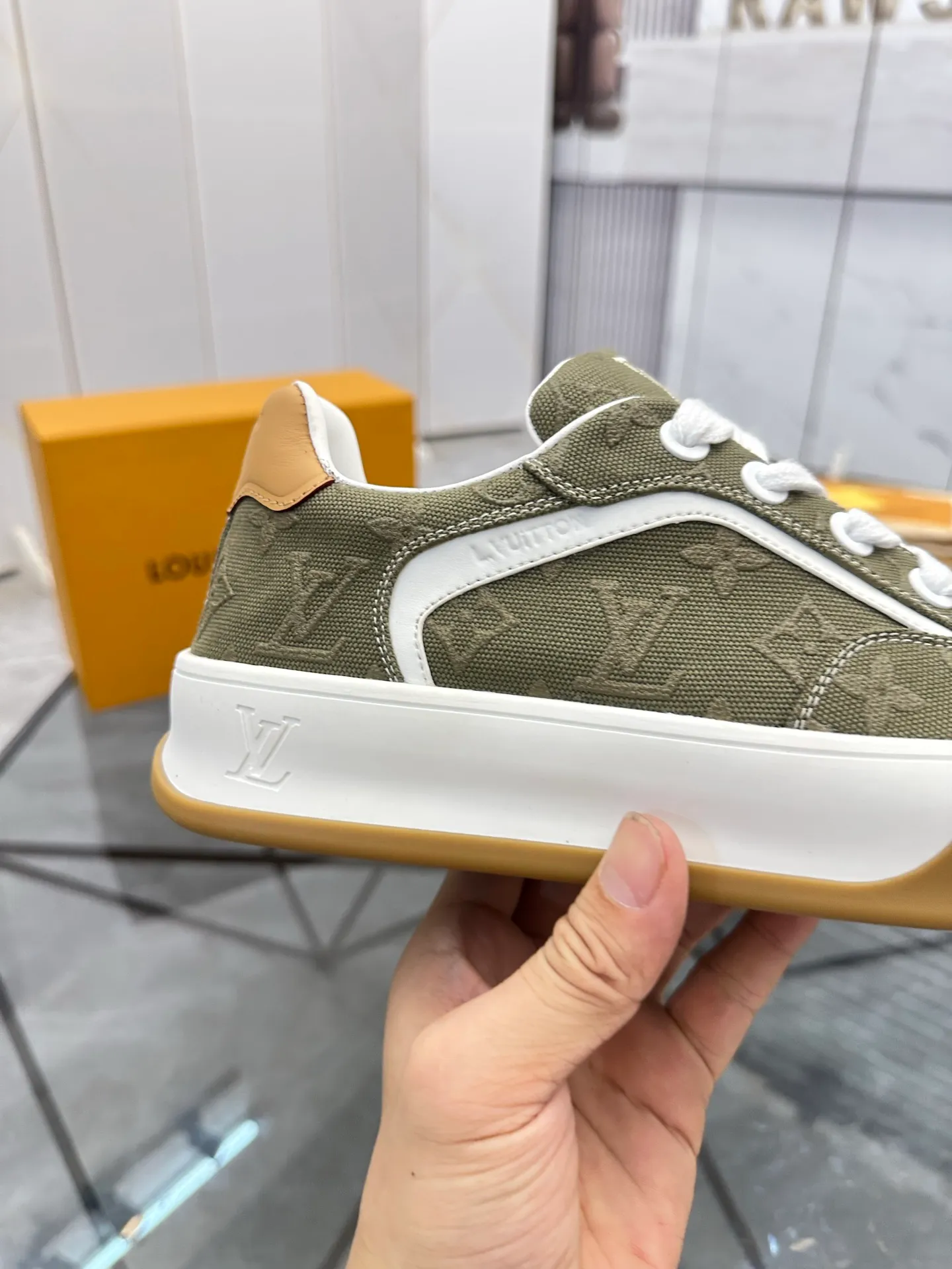 Men's shoes for sale 💰: 💰P660¥ Top quality Comes with airplane case Product trademark: LV* "Louis Vuitton*" low-top casual shoes Regular size: 35-44 (can be customized to 45) Couple style Product materials: imported nubuck leather upper, sheepskin lining, original outsole. Number: 819